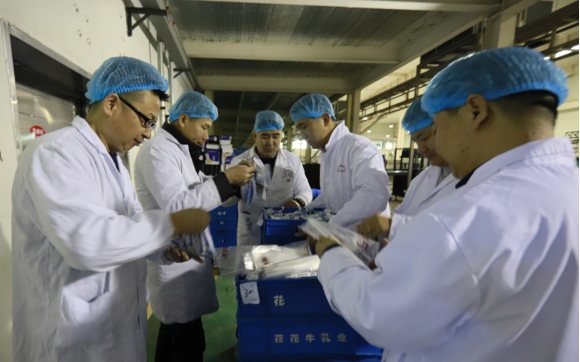 黨員帶頭赴一線  助力春節(jié)保生產(chǎn)—花花牛別樣“生產(chǎn)突擊隊”助力車間生產(chǎn)