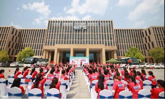 做白色的牛奶，創(chuàng)紅色的企業(yè)，花花牛乳業(yè)集團青春歌會慶祝建黨100周年