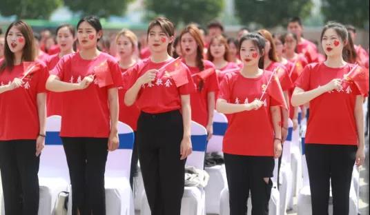 做白色的牛奶，創(chuàng)紅色的企業(yè)，花花牛乳業(yè)集團青春歌會慶祝建黨100周年