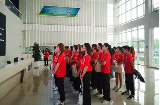 做白色的牛奶，創(chuàng)紅色的企業(yè)，花花牛乳業(yè)集團青春歌會慶祝建黨100周年