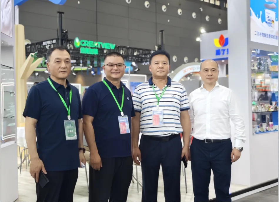 花花牛乳業(yè)集團(tuán)黨委書(shū)記、董事長(zhǎng)唐洪峰一行參加中國(guó)乳制品工業(yè)協(xié)會(huì)第三十次年會(huì)暨2024中國(guó)（國(guó)際）乳業(yè)技術(shù)博覽會(huì)