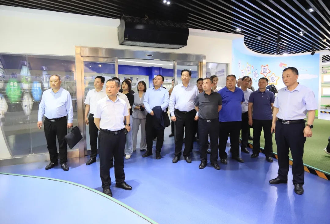 供銷(xiāo)聯(lián)動(dòng)，創(chuàng)新共贏丨河南農(nóng)投集團(tuán)內(nèi)部業(yè)務(wù)協(xié)同交流會(huì)在花花牛乳業(yè)集團(tuán)順利召開(kāi)