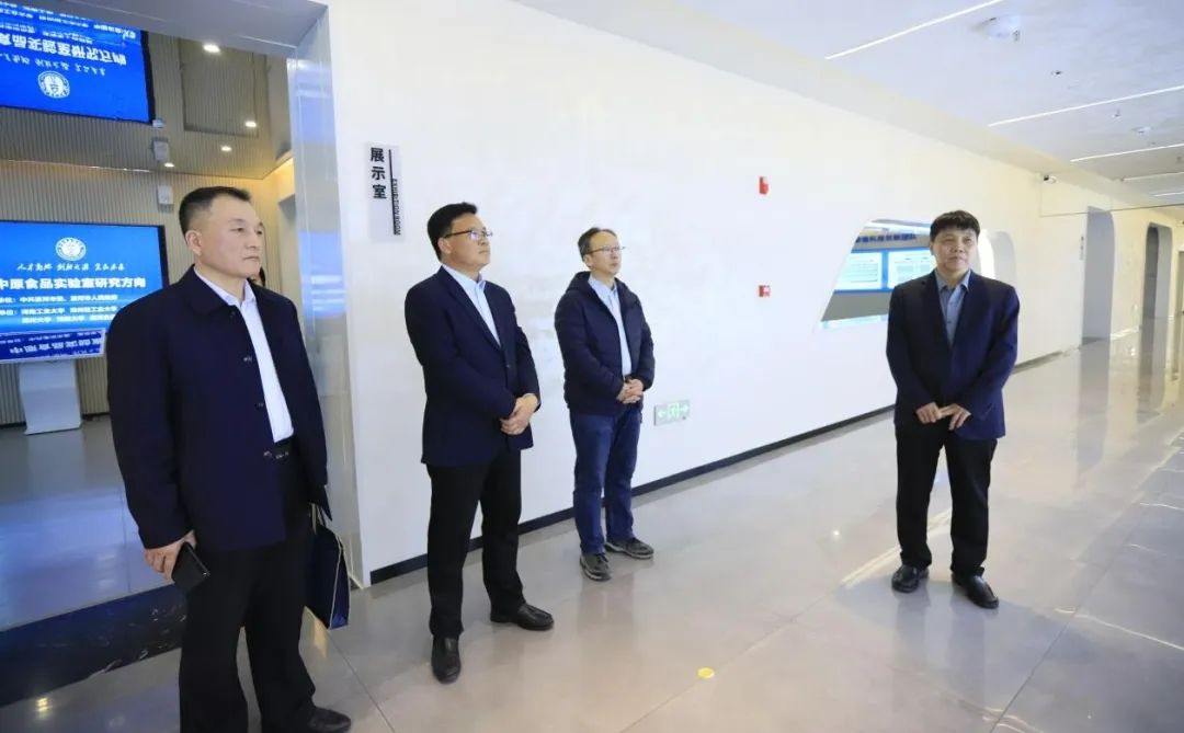 花花牛乳業(yè)集團(tuán)黨委書記、董事長(zhǎng)唐洪峰一行赴中原食品實(shí)驗(yàn)室同中國(guó)工程院院士、中原食品實(shí)驗(yàn)室主任任發(fā)政座談交流