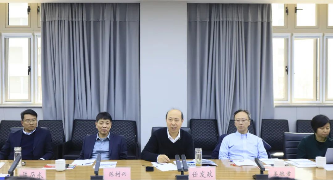 花花牛乳業(yè)集團(tuán)黨委書記、董事長(zhǎng)唐洪峰一行赴中原食品實(shí)驗(yàn)室同中國(guó)工程院院士、中原食品實(shí)驗(yàn)室主任任發(fā)政座談交流