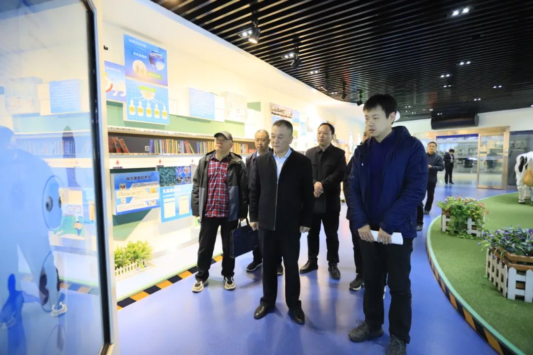 河南省發(fā)展改革委價調(diào)處副處長馬冰一行蒞臨花花牛乳業(yè)集團(tuán)參觀調(diào)研