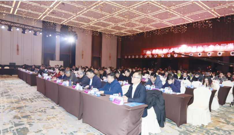 河南奶業(yè)發(fā)展啟航新征程——花花牛乳業(yè)集團(tuán)黨委書(shū)記、董事長(zhǎng)唐洪峰當(dāng)選河南省奶業(yè)協(xié)會(huì)會(huì)長(zhǎng)