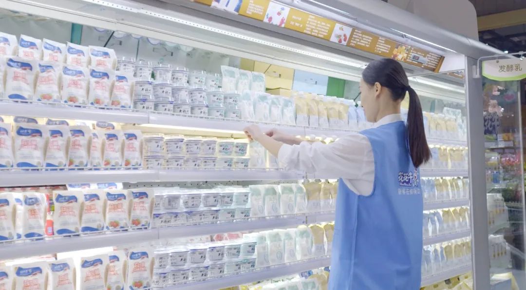 點(diǎn)贊！河南日?qǐng)?bào)要聞02版——報(bào)道花花牛乳業(yè)集團(tuán)鄭州分公司乳制品生產(chǎn)場(chǎng)景，彰顯花花牛乳業(yè)集團(tuán)發(fā)展新活力