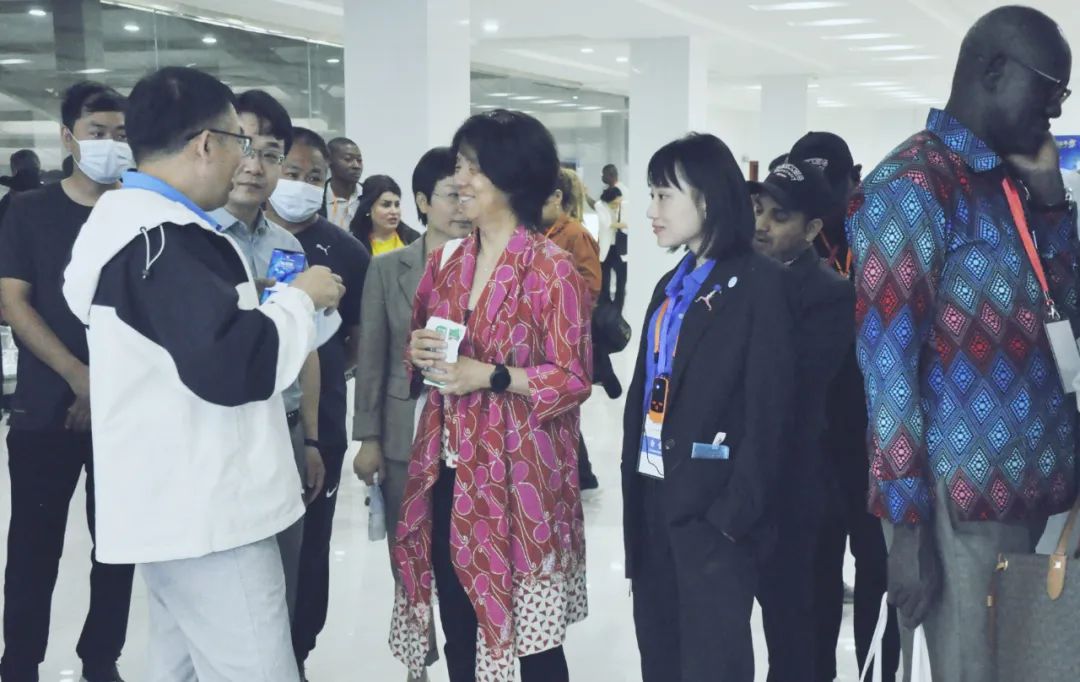 北京大學南南合作與發(fā)展學院教授、全球伙伴關(guān)系主任周詠梅一行蒞臨花花牛平輿瑞亞牧業(yè)參觀調(diào)研