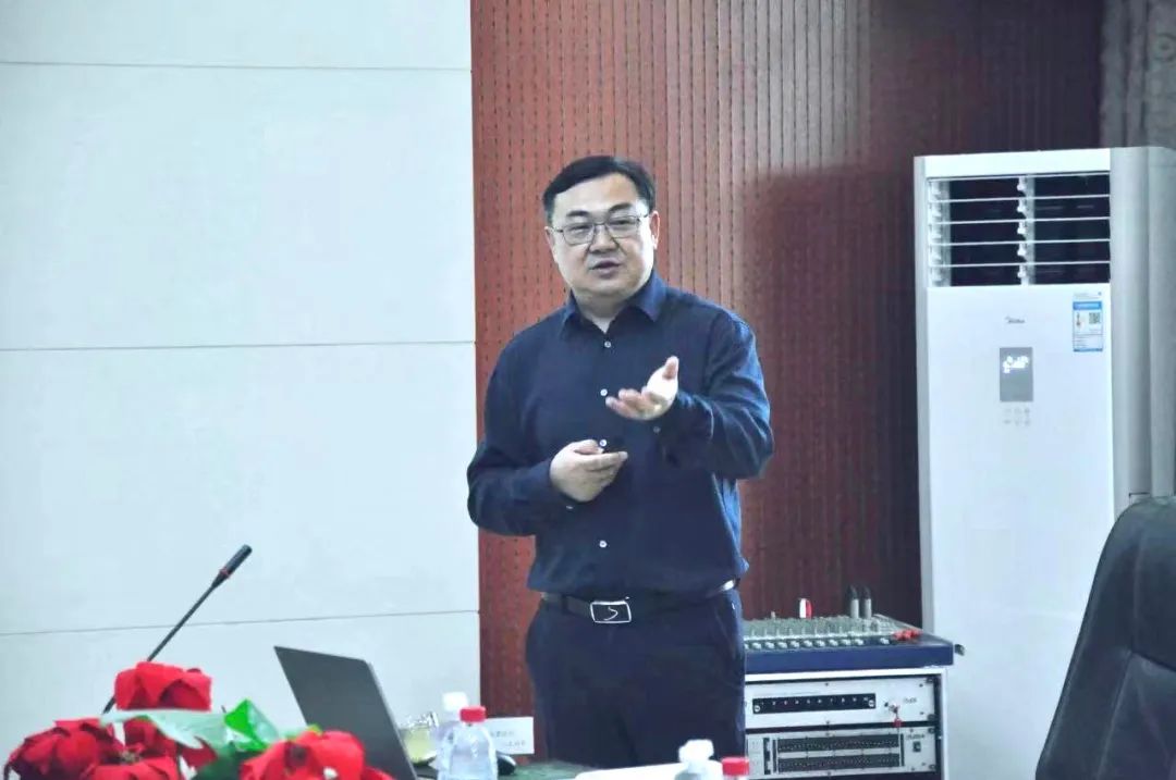 花花牛丨國(guó)家奶牛產(chǎn)業(yè)技術(shù)體系首席科學(xué)家、中國(guó)農(nóng)業(yè)大學(xué)教授李勝利一行蒞臨花花牛魯山瑞亞參觀調(diào)研