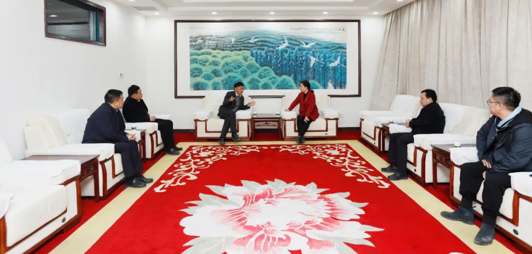 發(fā)揮產(chǎn)業(yè)優(yōu)勢 助力鄉(xiāng)村振興 | 民權縣委副書記、縣長王靜嫻會見關曉彥董事長一行