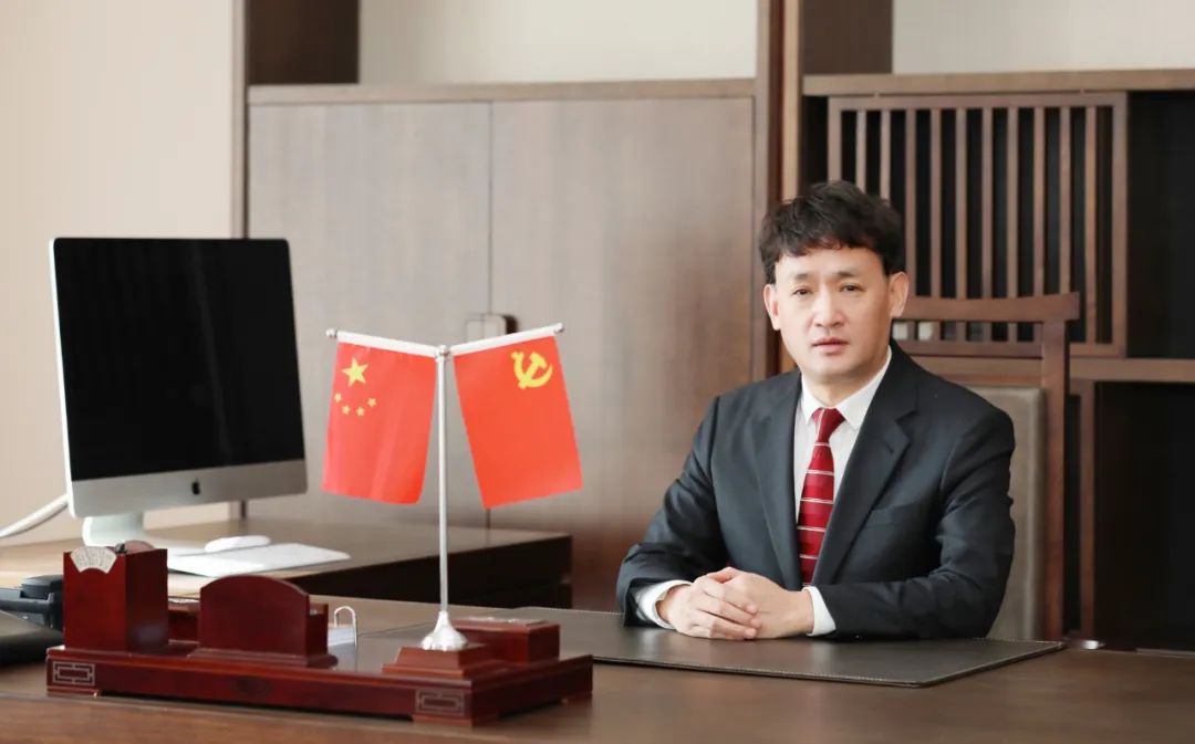 雙雙獲獎(jiǎng) 喜事連連｜ 花花牛乳業(yè)集團(tuán)榮獲“河南省知名品牌”獎(jiǎng)，董事長關(guān)曉彥榮膺“2022年度品牌人物”