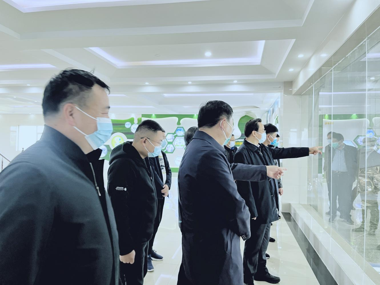 河南省人大常委會黨組書記、副主任孔昌生蒞臨花花牛魯山瑞亞牧場參觀調(diào)研