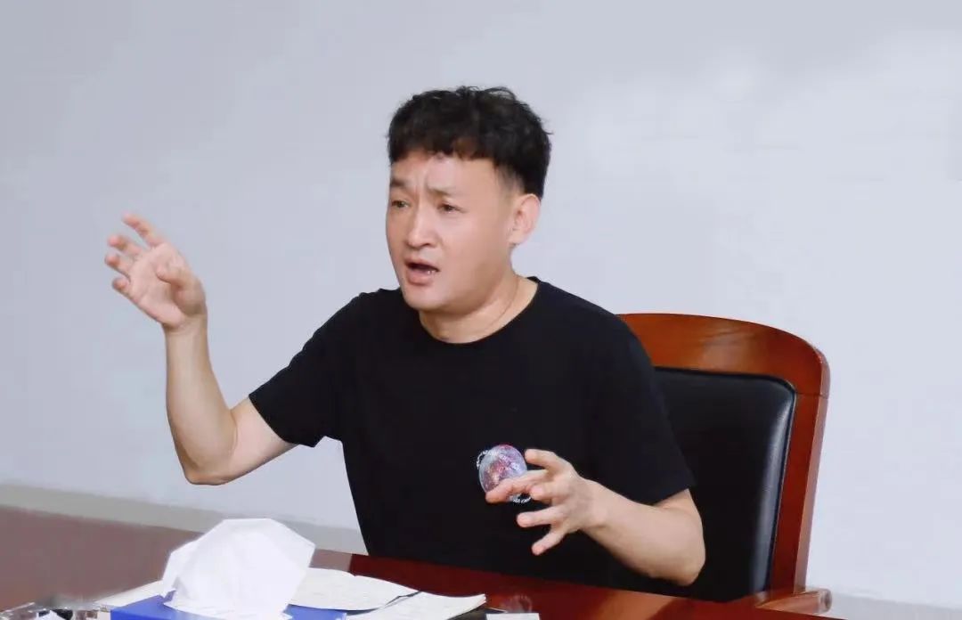 勇?lián)姑な卣齽?chuàng)新｜花花牛乳業(yè)集團召開營銷、養(yǎng)殖及飼料月度經(jīng)營工作會議