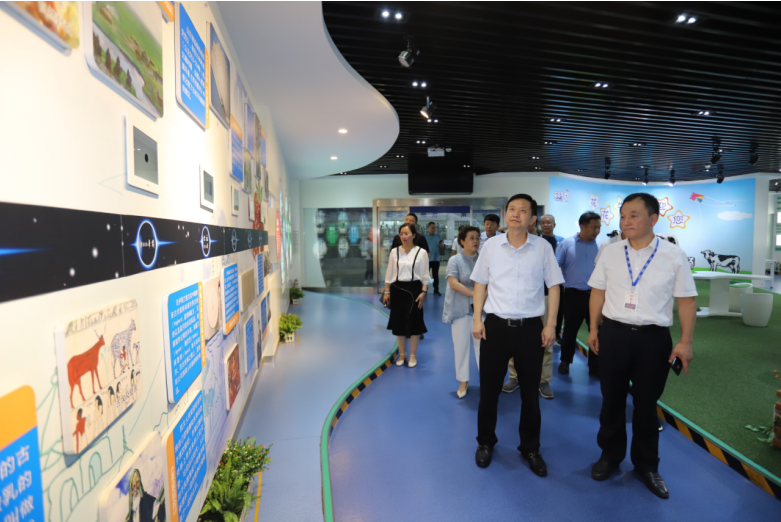 快訊|鄭州市二七區(qū)委副書記、區(qū)長虎榮鑫蒞臨河南花花牛乳業(yè)集團(tuán)調(diào)研