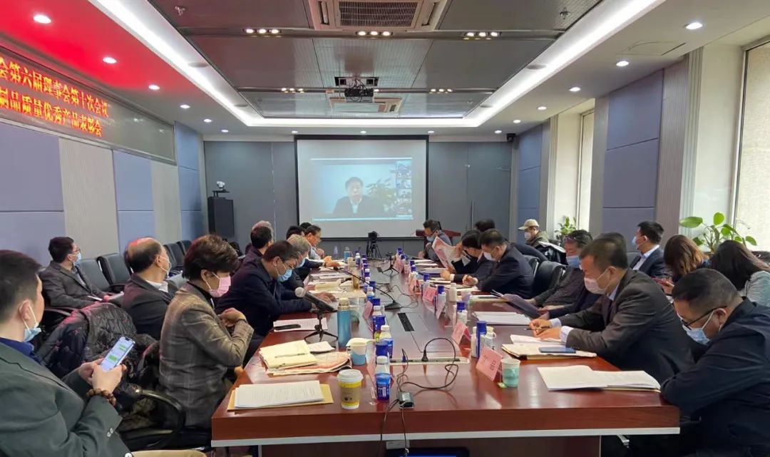 榮膺乳業(yè)三大金獎(jiǎng)，花花牛以產(chǎn)業(yè)融合發(fā)展推進(jìn)奶業(yè)高質(zhì)量發(fā)展