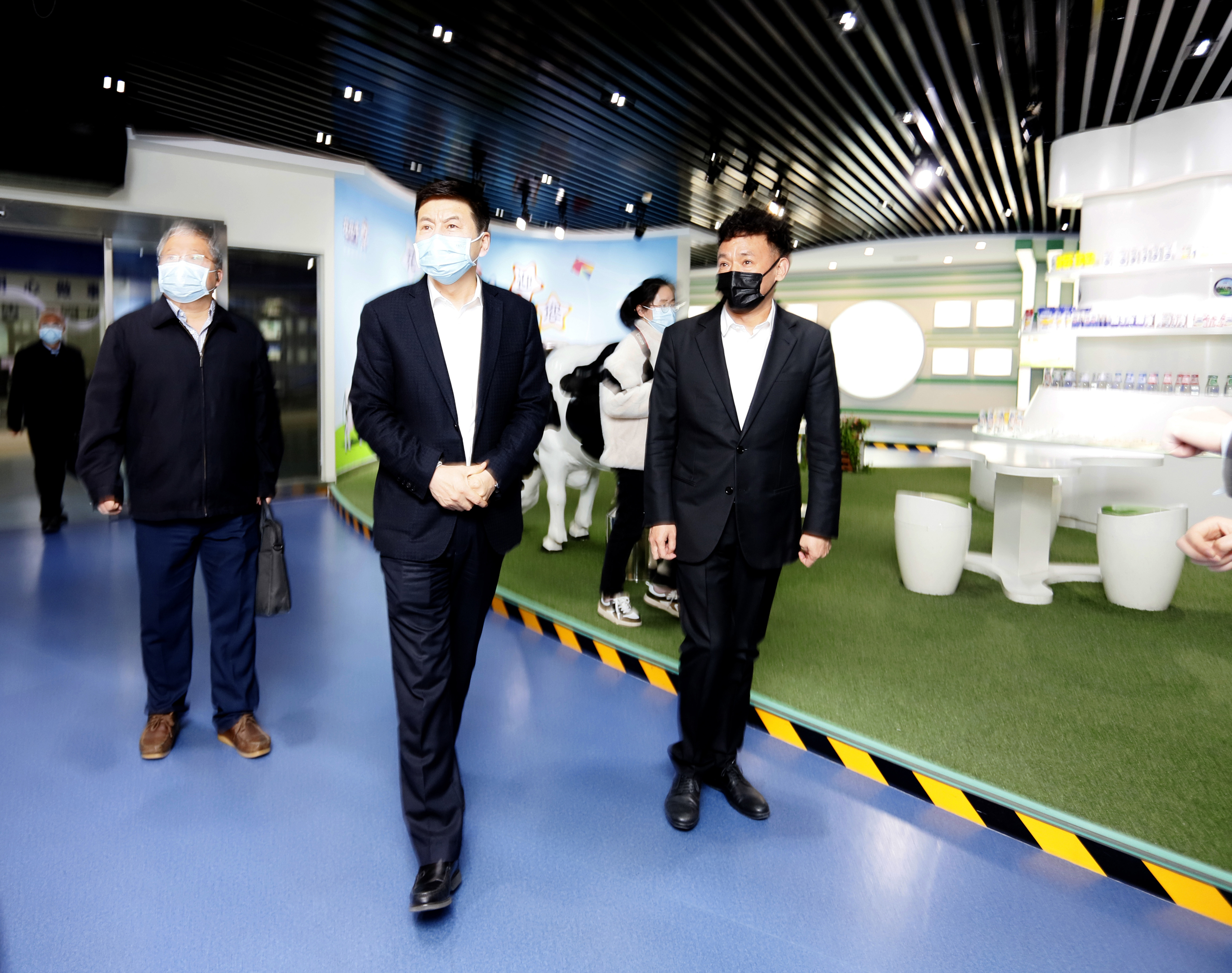 河南省委常委、副省長(zhǎng)費(fèi)東斌蒞臨 花花牛乳業(yè)集團(tuán)調(diào)研