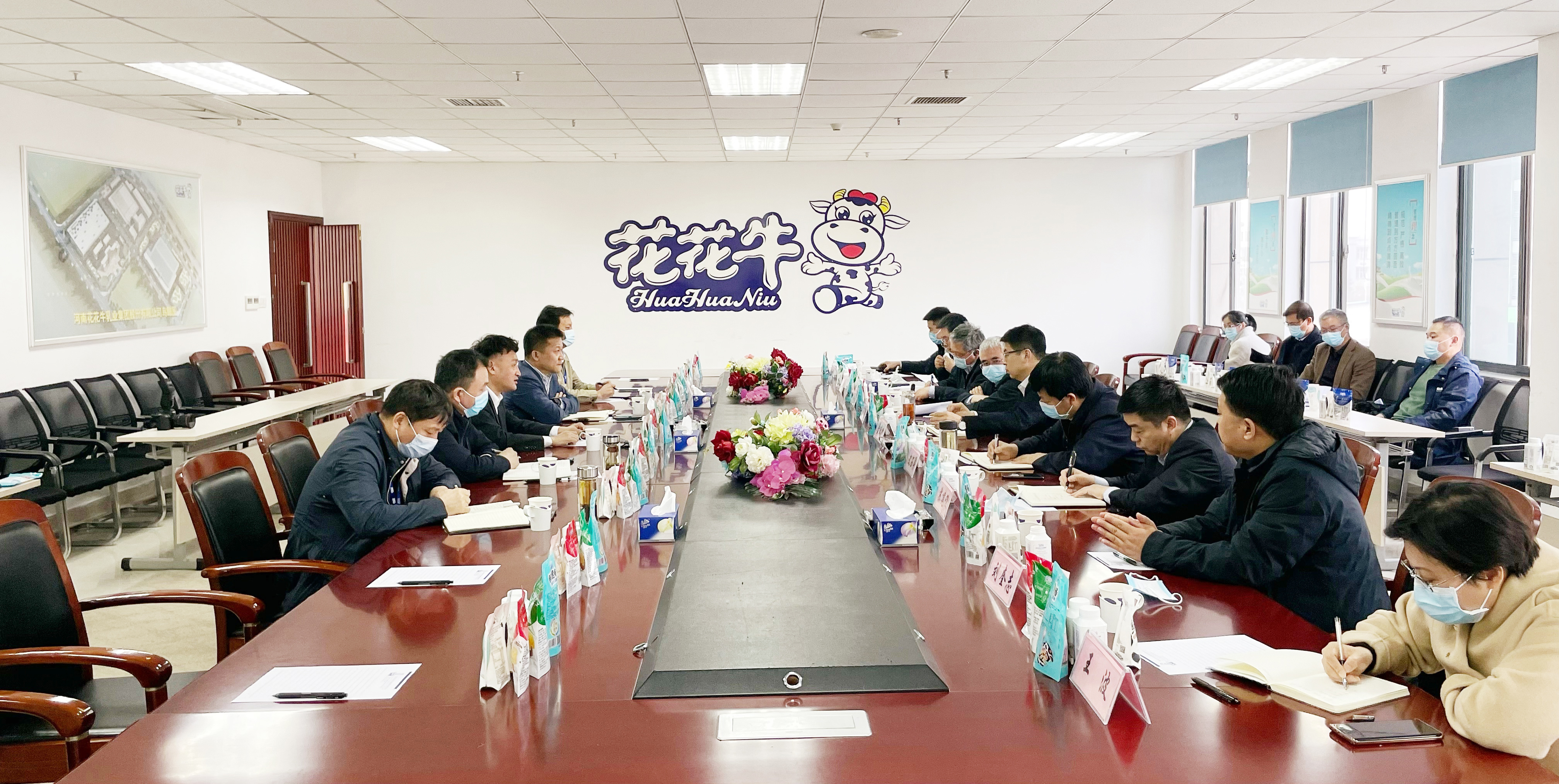 河南省委常委、副省長(zhǎng)費(fèi)東斌蒞臨 花花牛乳業(yè)集團(tuán)調(diào)研