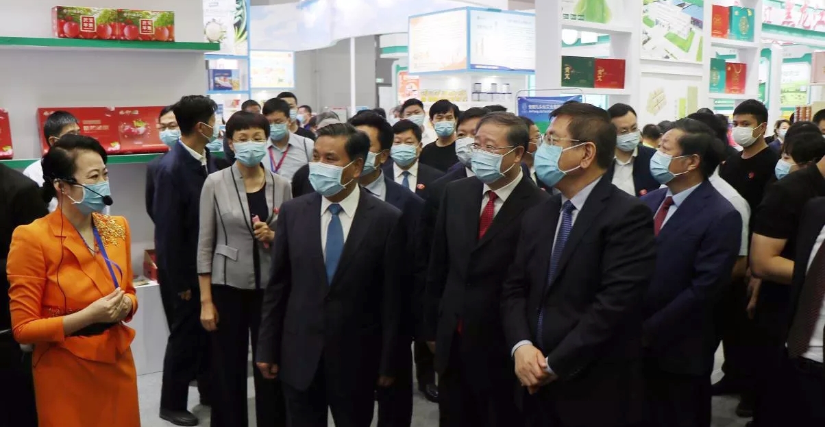 喜報(bào) | 花花牛輕覺酸奶榮獲第二十四屆中國(guó)農(nóng)產(chǎn)品加工業(yè)投資貿(mào)易洽談會(huì)金質(zhì)產(chǎn)品獎(jiǎng)