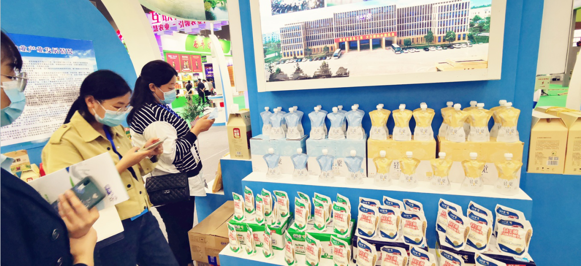 喜報(bào) | 花花牛輕覺酸奶榮獲第二十四屆中國(guó)農(nóng)產(chǎn)品加工業(yè)投資貿(mào)易洽談會(huì)金質(zhì)產(chǎn)品獎(jiǎng)