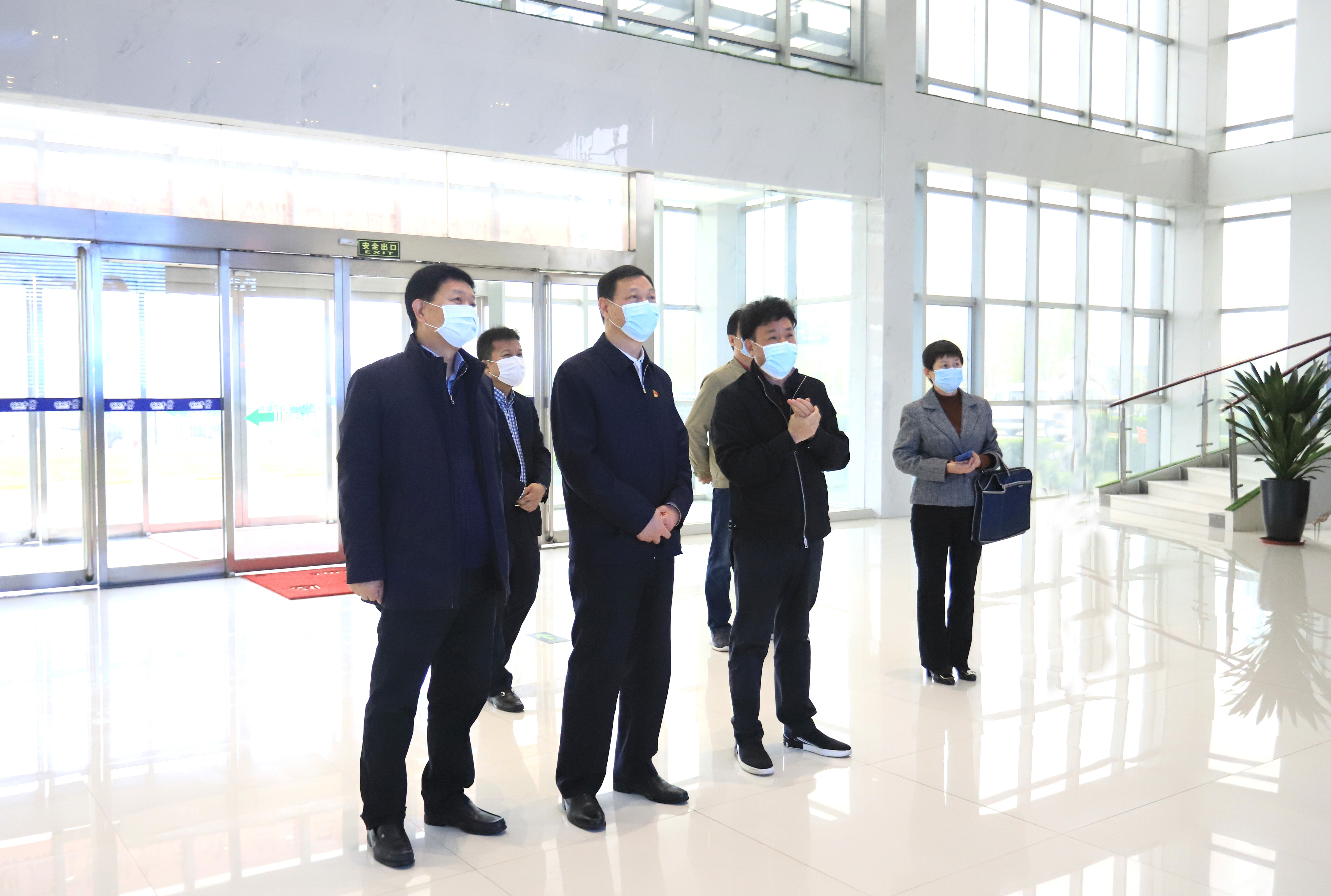 河南省委農(nóng)辦主任、農(nóng)業(yè)農(nóng)村廳廳長(zhǎng)申延平一行調(diào)研河南花花牛乳業(yè)集團(tuán)