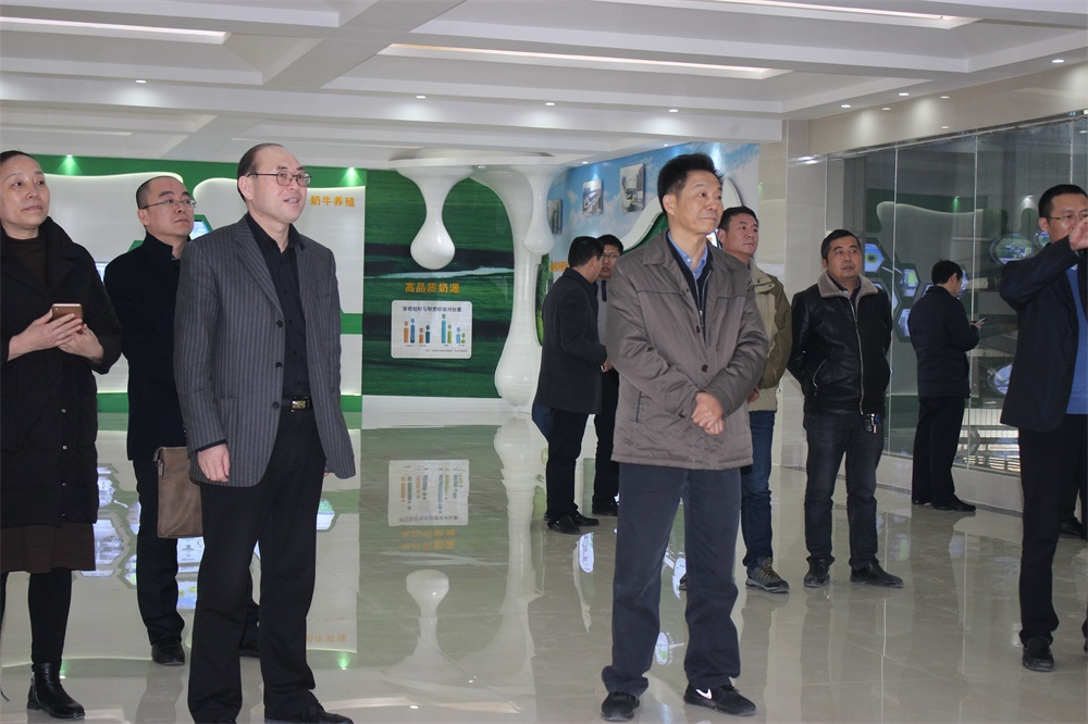 河南省財政廳副廳長龐學孟一行蒞臨花花牛集團養(yǎng)殖事業(yè)部魯山瑞亞牧業(yè)有限公司調研