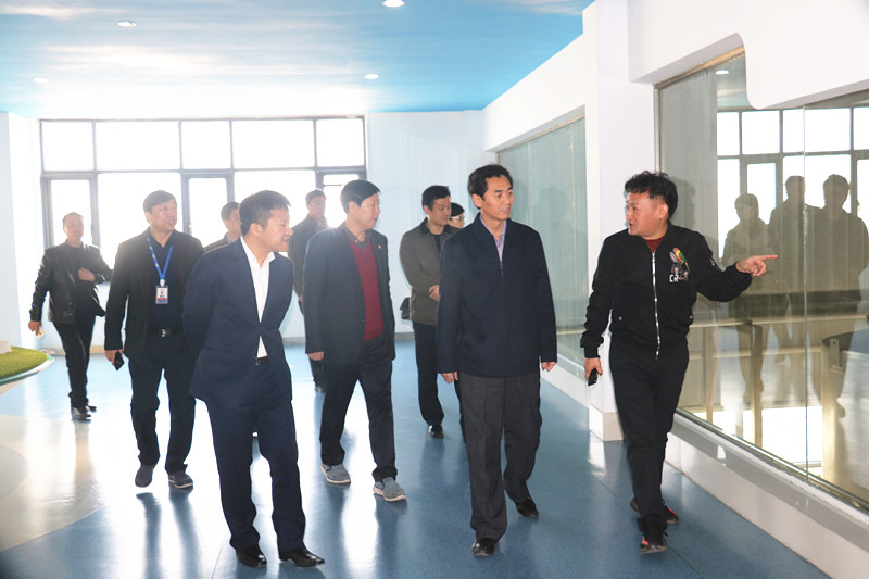 封丘縣縣長王獻臣一行蒞臨 花花牛集團養(yǎng)殖、乳品事業(yè)部參觀調研