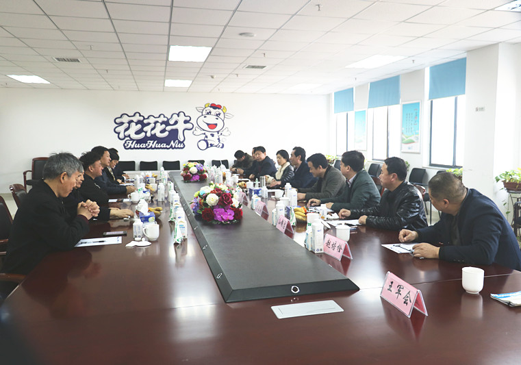 封丘縣縣長王獻臣一行蒞臨 花花牛集團養(yǎng)殖、乳品事業(yè)部參觀調研