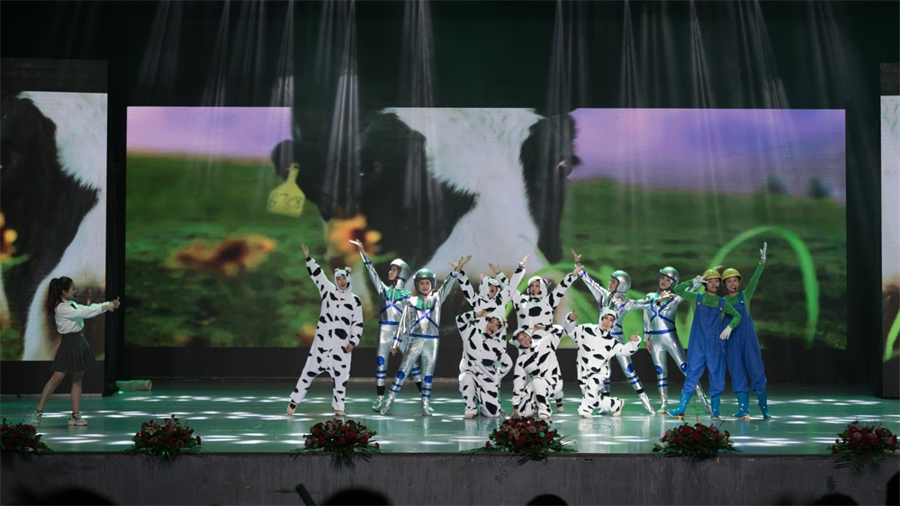 “不忘初心、聚力前行” 花花牛集團(tuán)2018迎新春聯(lián)歡會(huì)隆重舉行