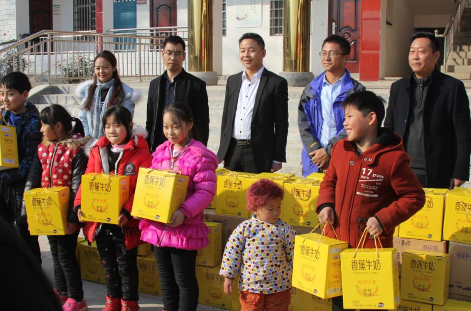 花花牛走進新密白龍廟村 讓山區(qū)的孩子喝到最新鮮的牛奶