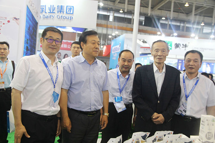 花花牛亮相第八屆中國(guó)奶業(yè)大會(huì)，又獲農(nóng)業(yè)部長(zhǎng)一聲贊！