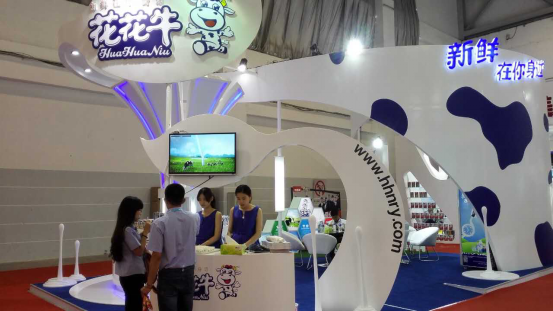 花花牛牛氣沖天！農(nóng)業(yè)部長(zhǎng)品嘗“領(lǐng)暢”點(diǎn)贊，又獲國(guó)際奶業(yè)平臺(tái)青睞