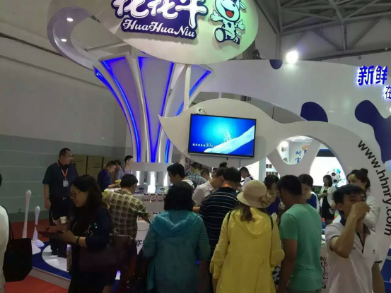 花花牛牛氣沖天！農(nóng)業(yè)部長(zhǎng)品嘗“領(lǐng)暢”點(diǎn)贊，又獲國(guó)際奶業(yè)平臺(tái)青睞