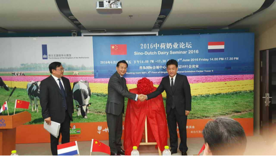 花花牛牛氣沖天！農(nóng)業(yè)部長(zhǎng)品嘗“領(lǐng)暢”點(diǎn)贊，又獲國(guó)際奶業(yè)平臺(tái)青睞