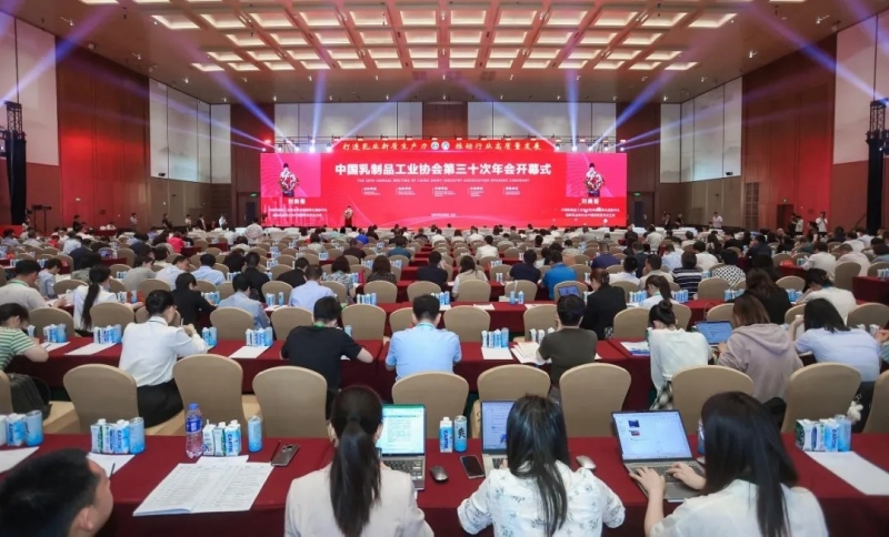花花牛乳業(yè)集團黨委書記、董事長唐洪峰一行參加中國乳制品工業(yè)協(xié)會第三十次年會暨2024中國（國