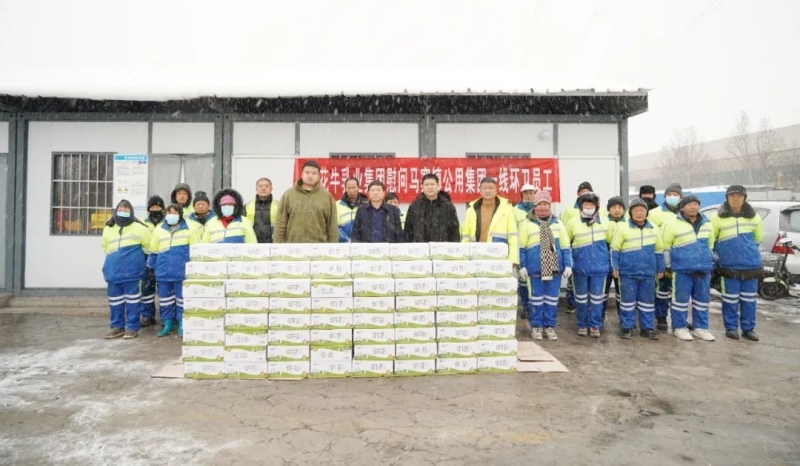 慰問一線環(huán)衛(wèi)工，禮贈(zèng)新鮮花花牛