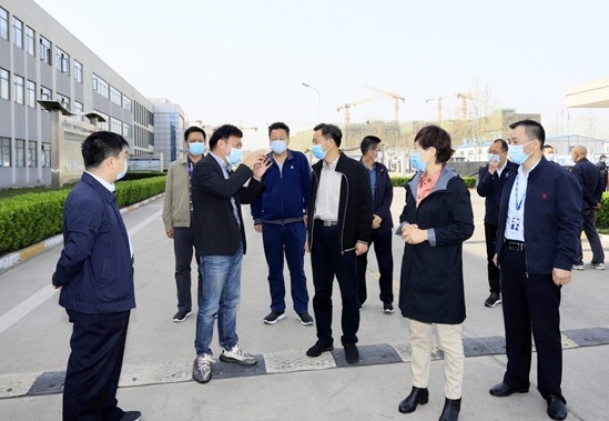 鄭州市人大副主任孫黎、市政府副市長(zhǎng)李喜安一行 蒞臨花花牛開展“三送一強(qiáng)”活動(dòng)