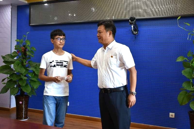 花花牛濟(jì)困解難，助力學(xué)子圓夢香江