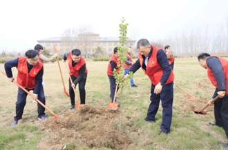 河南花花牛乳業(yè)集團(tuán)開展“綠色發(fā)展踐初心 植樹護(hù)綠先鋒行”植樹活動